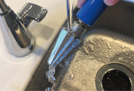 防水设计，可以安全地用湿手触摸。<br />电机内置在主机中，因此可以用水冲洗旋转的刀片和手柄。