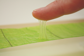 MUSHIPON捕虫纸是可持续粘合力的粘性树脂胶带。<br />
从使用开始就可以维持一年以上粘合力，具有行业内最高水平的捕获力。